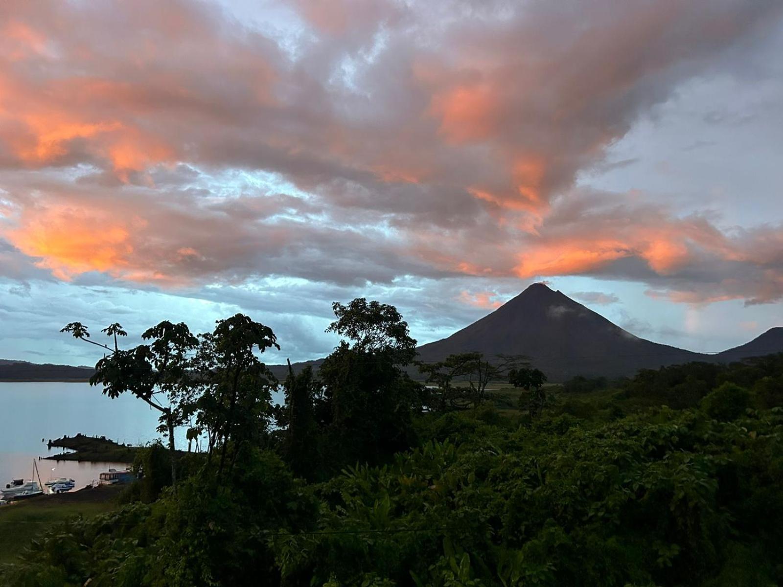 Villas Paradise Arenal Volcano Lake View El Castillo Exterior photo
